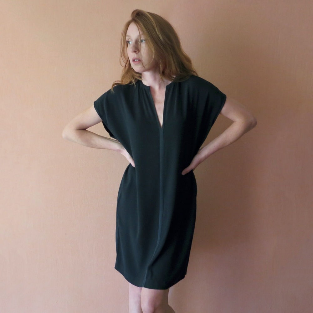 🦋HP🦋 Vince Split Neck Shift Dress